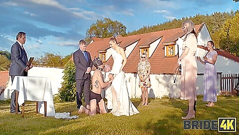 Sexy young blondeco egolani relive gianna in bed